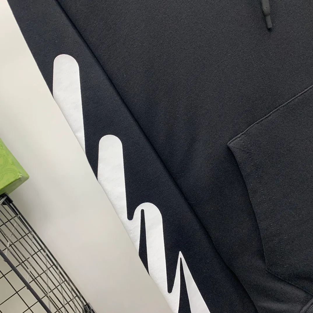 [New] Top tested version OFF-WHITE OW black and white graffiti brush wavy pattern zebra crossing ECG men's and women's loose T-shirt men's and women's same style hoodie sweatshirt After the ECG series, the tiger stripe pattern appears again. This may be another simple and luxurious new model after the merger with LV. Awesome black and white color scheme, new artistic derivation of signature elements, and simple fashion style is remarkable. Small dropped shoulders, slightly wide style, suitable for both men and women.  Imported glue technology, extremely strong. 21 brand new washable collar label tags, customized one to one. The fabric is 480g double-ply double-yarn terry fabric, which is full of drape and smooth to the touch. A must-have for fall and winter!  Color: Black Size: XS-L P:390